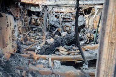Ukrayna 'da savaş. Rus askerleriyle birlikte yanmış zırhlı araçlar..