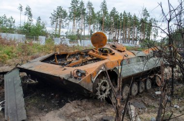 IRPIN, UKRAINE - Kırık tanklar, savaş araçları ve Irpin 'deki Rus işgalcilerin diğer yanmış askeri ekipmanları, Ukrayna ordusu tarafından yakılan Rus tankı. Kiev bölgesi