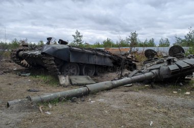 IRPIN, UKRAINE - Kırık tanklar, savaş araçları ve Irpin 'deki Rus işgalcilerin diğer yanmış askeri ekipmanları, Ukrayna ordusu tarafından yakılan Rus tankı. Kiev bölgesi