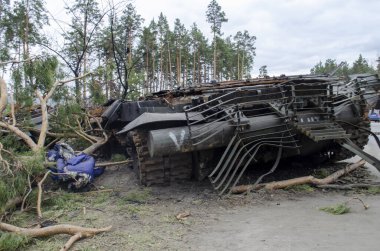 IRPIN, UKRAINE - Kırık tanklar, savaş araçları ve Irpin 'deki Rus işgalcilerin diğer yanmış askeri ekipmanları, Ukrayna ordusu tarafından yakılan Rus tankı. Kiev bölgesi