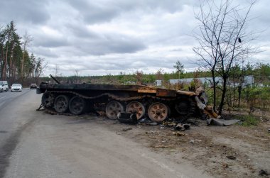 IRPIN, UKRAINE - Kırık tanklar, savaş araçları ve Irpin 'deki Rus işgalcilerin diğer yanmış askeri ekipmanları, Ukrayna ordusu tarafından yakılan Rus tankı. Kiev bölgesi