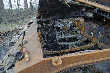IRPIN, UKRAINE - Kırık tanklar, savaş araçları ve Irpin 'deki Rus işgalcilerin diğer yanmış askeri ekipmanları, Ukrayna ordusu tarafından yakılan Rus tankı. Kiev bölgesi. Rus askerlerinin yanmış cesetleri.