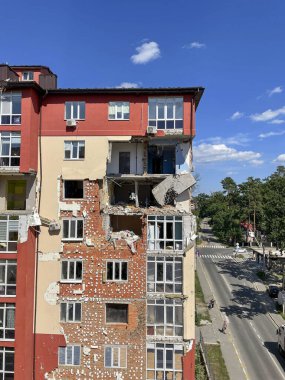 Bir roket tarafından yıkılan bir ev. Bir roket bir eve çarptı. Rus-Ukrayna savaşı.