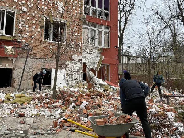 Irpen 'de yıkılmış bir evi temizliyorum. Rus saldırısı Ukrayna 'ya karşı. Füze saldırısı sonrası temizlik yapılıyor.