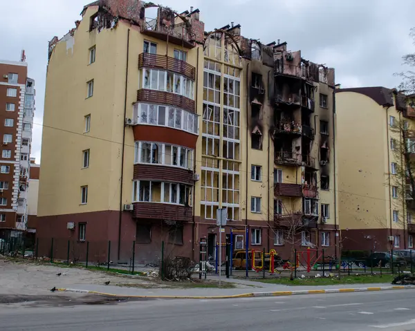망쳤어 우크라이나에 러시아의 어펜의 거리에서 건물을 파괴했습니다 창문이 부러졌어요 미사일에 — 스톡 사진