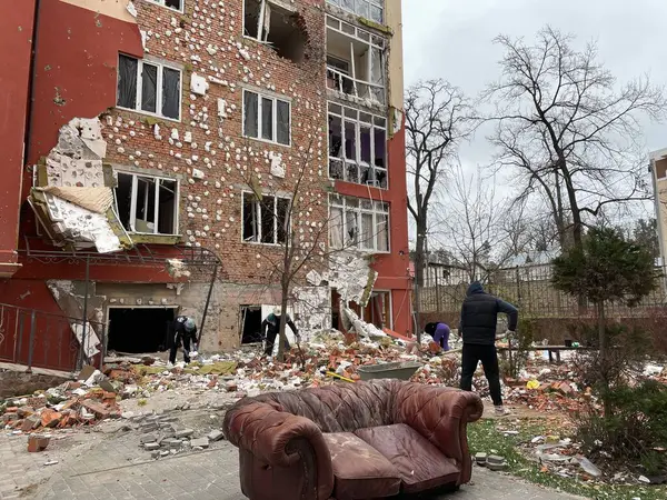 Irpen 'de yıkılmış bir evi temizliyorum. Rus saldırısı Ukrayna 'ya karşı. Füze saldırısı sonrası temizlik yapılıyor.