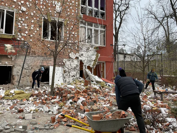 Limpiando Una Casa Destruida Irpen Agresión Rusa Contra Ucrania Gente —  Fotos de Stock