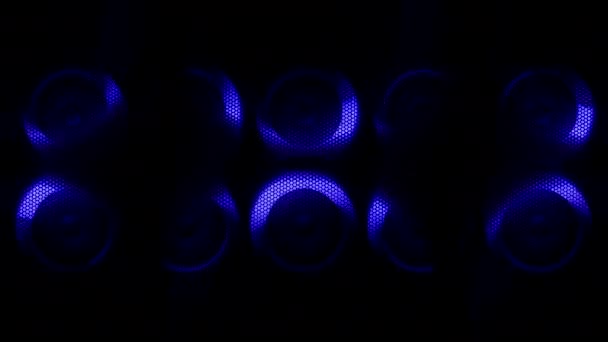 一排现代音箱 通过在黑色背景上旋转圆形霓虹灯照明 — 图库视频影像