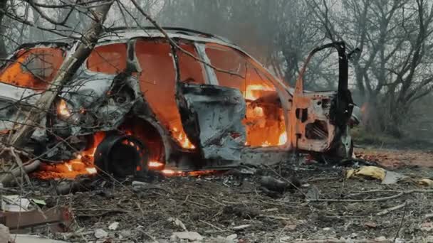 汽车在路边因炮击 军事行动而烧毁 保险事件 — 图库视频影像
