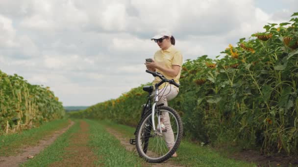 Młoda Kobieta Rowerem Wsi Próbuje Znaleźć Sygnał Sieci Komórkowej Podnosząc — Wideo stockowe