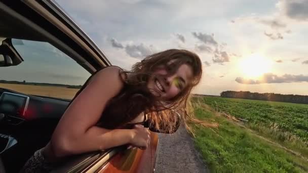 Araba Vitrininde Uzun Saçlı Genç Esmer Araba Camından Sarkan Genç — Stok video