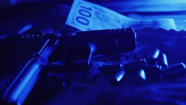 警察の光の閃光の中で銃器とドルの現金の形での犯罪の物理的な証拠のクローズアップ — ストック動画