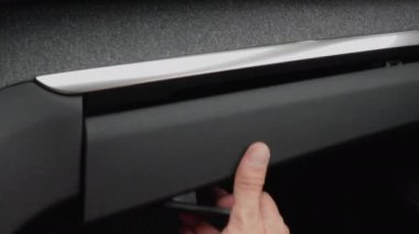 Beyaz erkek, araba torpido gözünden gizli tabanca ve yüklü miktarda para çekiyor. Yakın çekim.