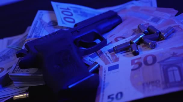 警察のライトの点滅に照らして銃器とドルの現金の形で犯罪の物理的な証拠 — ストック動画