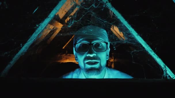 Šílený Vědec Brýlemi Osvětlenými Modře Zářícími Grimasami Výkřiky Hledící Kamery — Stock video