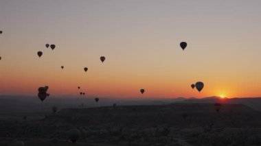 Gün batımında birçok sıcak hava balonu Kapadokya üzerinde gökyüzüne yükselir. Gökyüzü turuncu ve pembe renklerle boyanır ve büyülü bir peri masalı atmosferi yaratır.