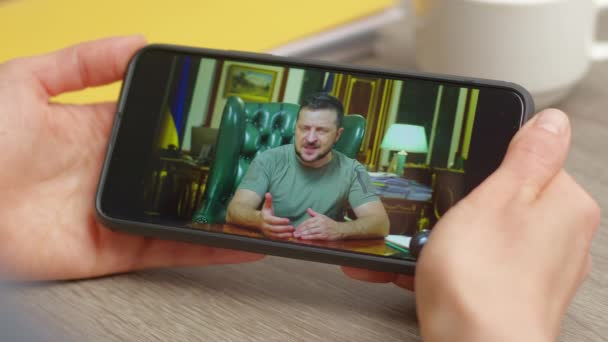 Kijów Ukraina Września 2022 Kobieta Ogląda Ekranie Smartfona Przemówienie Prezydenta — Wideo stockowe
