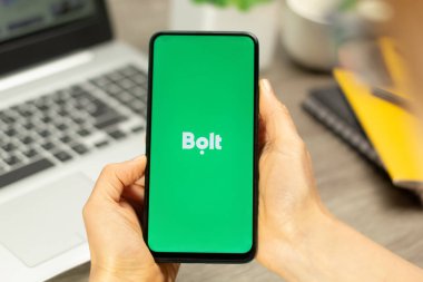 Kyiv, Ukrayna - 15 Ekim 2022: akıllı telefon ekranında Bolt logosu. Taksi ve diğer hizmetler için mobil başvuru.