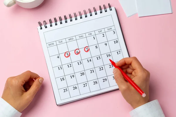 Concept Menstrual Cycle Period Woman Marks Days Calendar — Stock Photo, Image