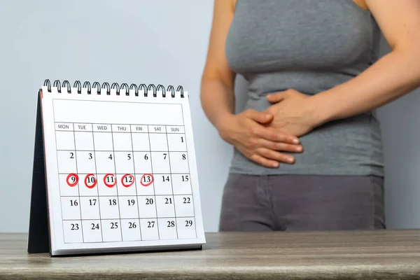 Поняття Менструального Циклу Період Біль Животі Жінки Календарем Поміченими Днями — стокове фото