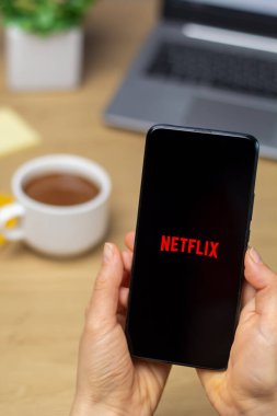 Kyiv, Ukrayna - 15 Ekim 2022: Netflix logosu bir kadının elindeki akıllı telefonun ekranında.