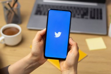Kyiv, Ukrayna - 15 Ekim 2022: Twitter logosu bir kadının elindeki akıllı telefonun ekranında. Sosyal ağlar kavramı.