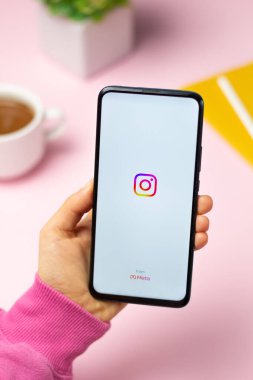 Kyiv, Ukrayna - 15 Ekim 2022: Instagram logosu bir kadının elindeki akıllı telefonun ekranında. Sosyal ağlar kavramı.