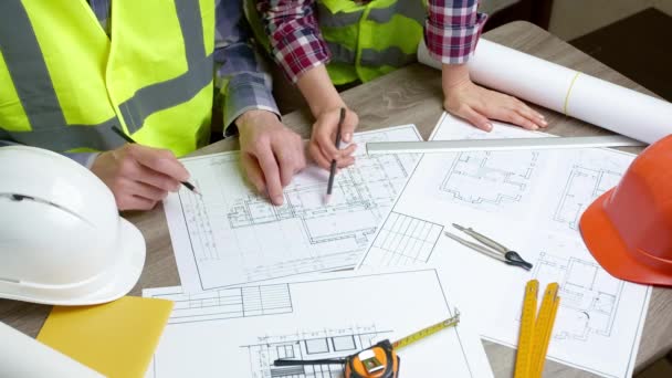 Los Constructores Trabajan Con Planos Que Discuten Escritorio Arquitectos Trabajo — Vídeo de stock