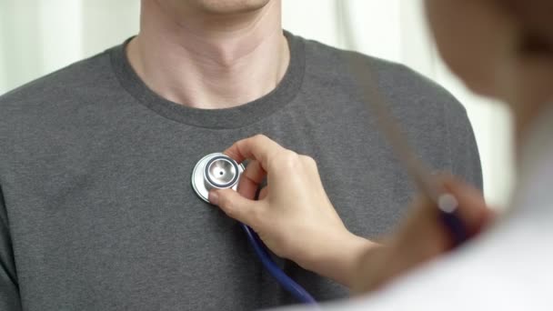Doktorova Ruka Drží Stetoskop Diagnostikuje Pacienta — Stock video
