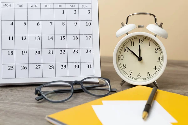 Klocka Kalender Och Glasögon Skrivbordet Begreppet Tid Planering — Stockfoto