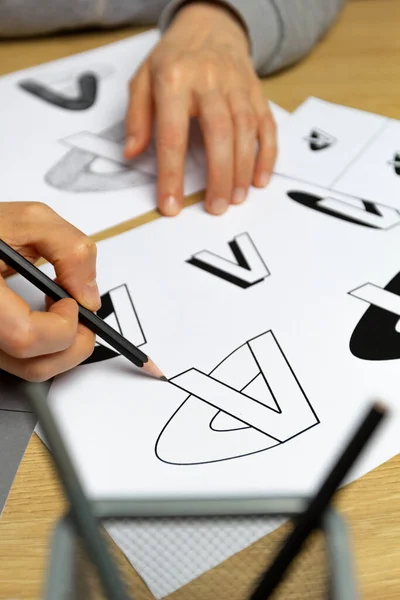 Diseñador Gráfico Desarrolla Logotipo Para Una Marca Ilustrador Dibuja Bocetos —  Fotos de Stock