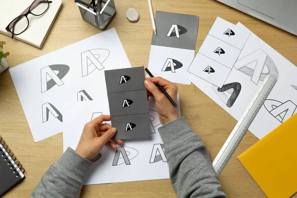 Projektant Graficzny Opracowuje Logo Marki Ilustrator Rysuje Szkice Papierze — Zdjęcie stockowe