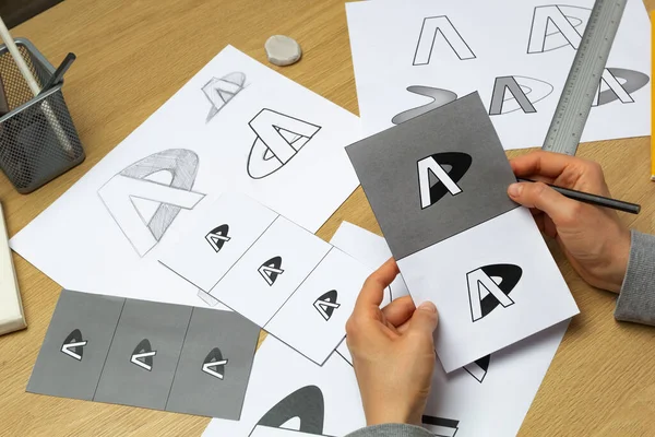 Ein Grafikdesigner Entwickelt Ein Logo Für Eine Marke Der Illustrator — Stockfoto