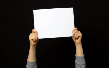 Çin 'deki bir protestocu tarafından bir sayfa beyaz kağıt tutuluyor..