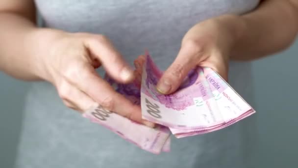 Українські Гроші Жінка Рахувала Банкноти 200 Гривень Підсумок — стокове відео