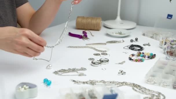设计师在工作场所手工制作珠宝 — 图库视频影像