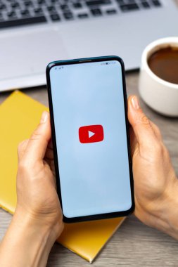 Kyiv, Ukrayna - 13 Aralık 2022: Cep telefonu ekranında YouTube uygulaması.