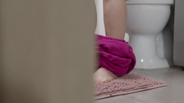Ноги Жінки Сидить Ванній Кімнаті Туалеті Поняття Діареї Або Запорів — стокове відео
