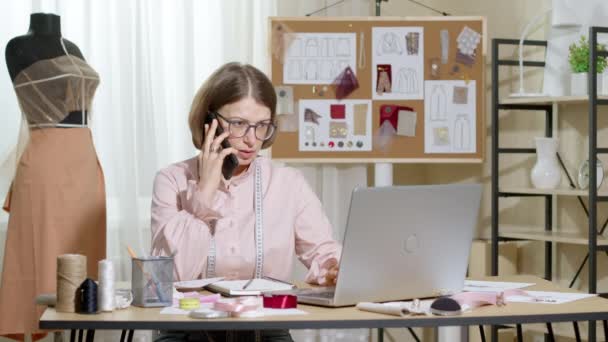 Γυναίκα Σχεδιάστρια Μόδας Μιλάει Στο Τηλέφωνο Έναν Πελάτη Επιτυχημένη Επιχειρηματίας — Αρχείο Βίντεο