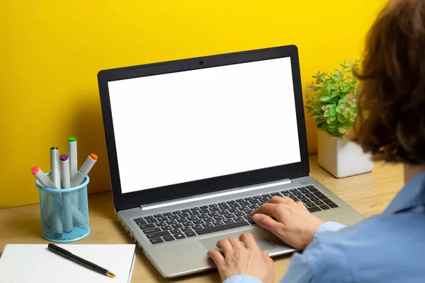 Eine Frau Benutzt Einen Laptop Mit Einem Leeren Weißen Bildschirm — Stockfoto