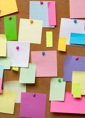 Mantar ilan tahtasına boş çıkartmalar yapıştırın. İş notları kavramı.