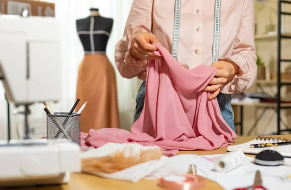 Alfaiate Seamstress Trabalha Com Tecido Para Costurar Roupas Grife Usando — Fotografia de Stock