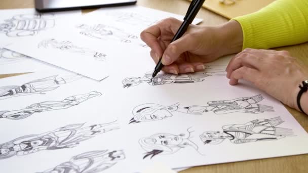 Der Künstler Zeichnet Papierfiguren Für Computerspiele Oder Comics — Stockvideo