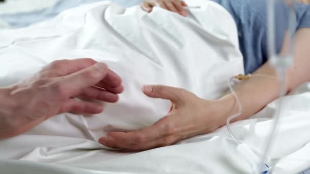 Ręka Podtrzymująca Pacjenta Leżącego Pod Kroplówką Oraz Lekarza Lub Krewnego — Wideo stockowe