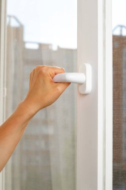 Plastik bir pencerenin pencere kolunu tamir et.