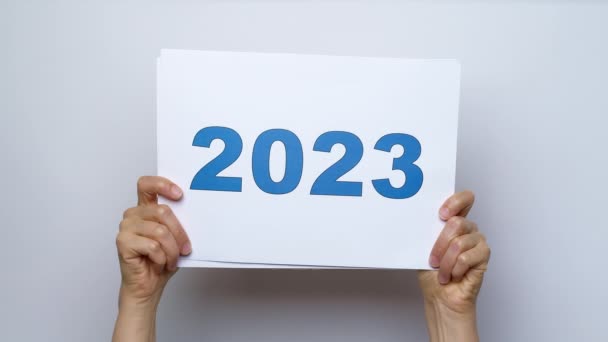 Rok 2023 Mění Roku 2024 Bílém Papíru Rukou Ženy — Stock video