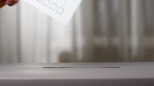 Eine Hand Wirft Wahltag Einen Stimmzettel Eine Box Abstimmungskonzept — Stockvideo