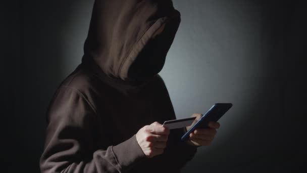Man Hacker Med Hjälp Telefon Och Kreditkort — Stockvideo