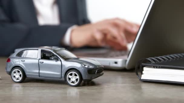 Online Έννοια Ασφάλισης Αυτοκινήτου Χρησιμοποιώντας Φορητό Υπολογιστή Ενοικίαση Αγορά Αυτοκινήτου — Αρχείο Βίντεο