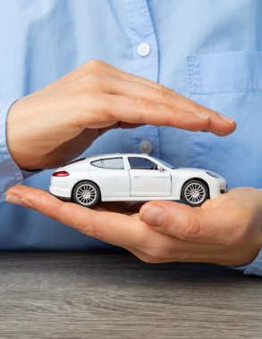 Araba sigortası ve el ile tasarruf kavramı.